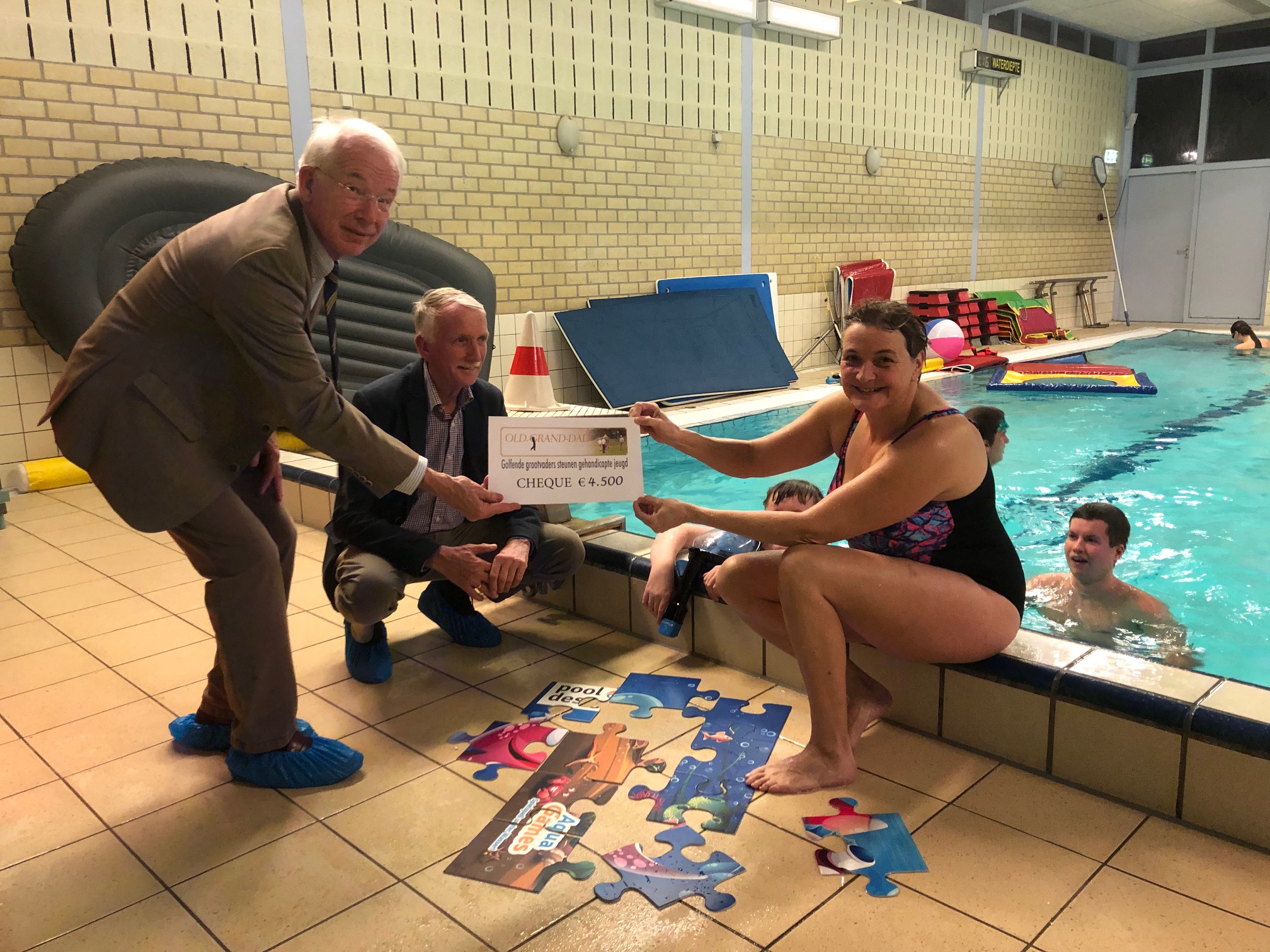 Old Grand-Dad schenkt Zorgbad Zonnewater spelmateriaal